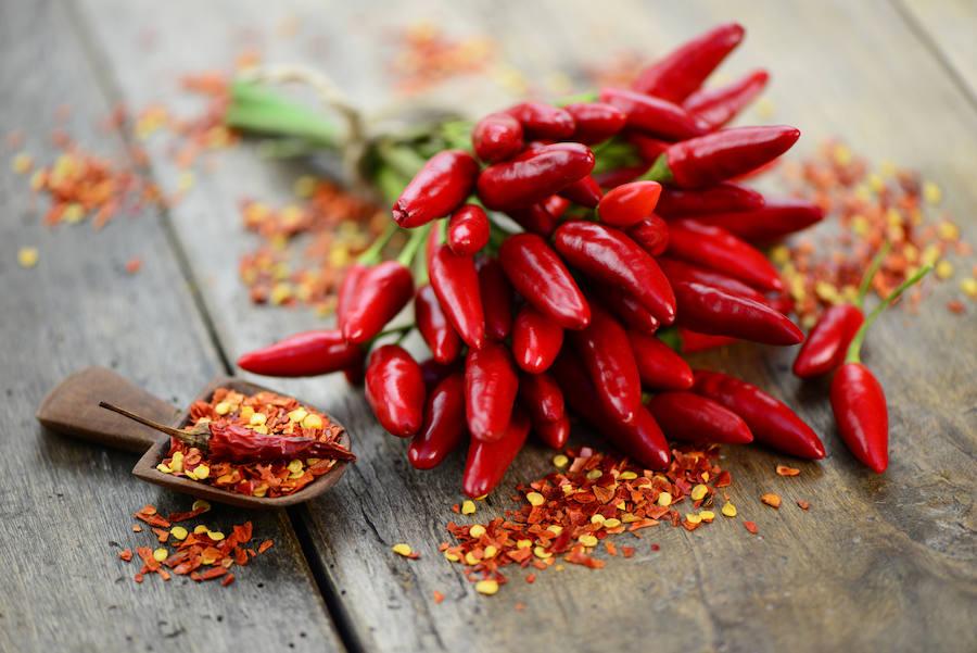 Las cayenas, guindillas, jalapeños y otras variedades de pimiento picante ayudan a perder kilos, mejoran el metabolismo, estimulan la producción de endorfinas.