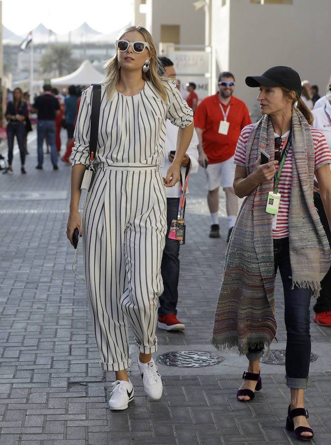 Maria Sharapova dio una lección de estilo en Abu Dhabi con zapatillas blanca Nike Cortez y un mono de rayas azules.