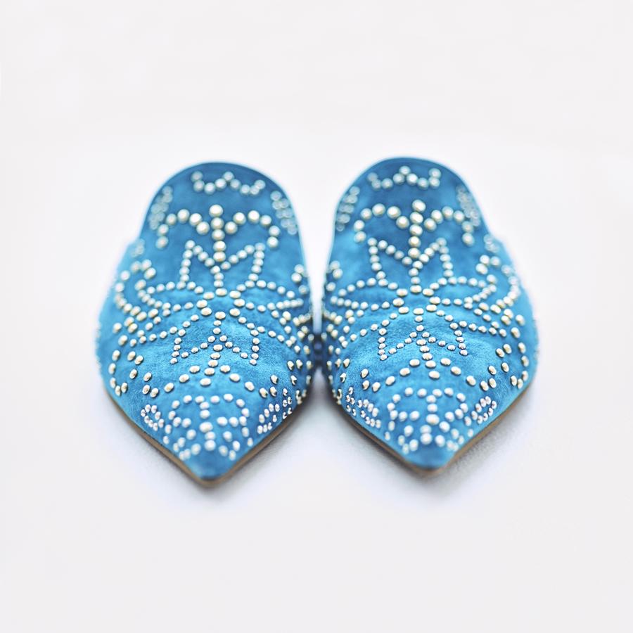 Los mules 'Ella aqua studded slide' elegidos por Olivia Palermo están inspirados en el cuento de las 'Mil y una noches'.