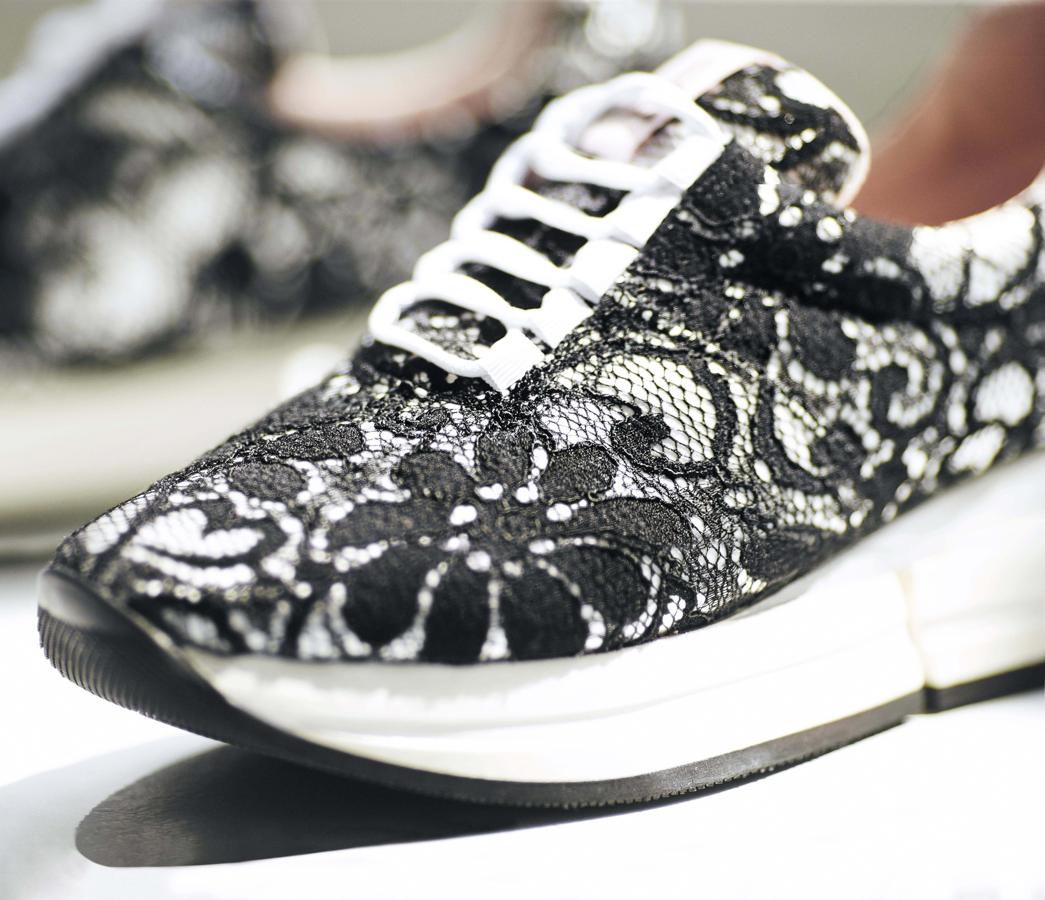 'Christy black & white lace' es un diseño pre o post training elegido por Olivia Palermo para ir caminando al gym.