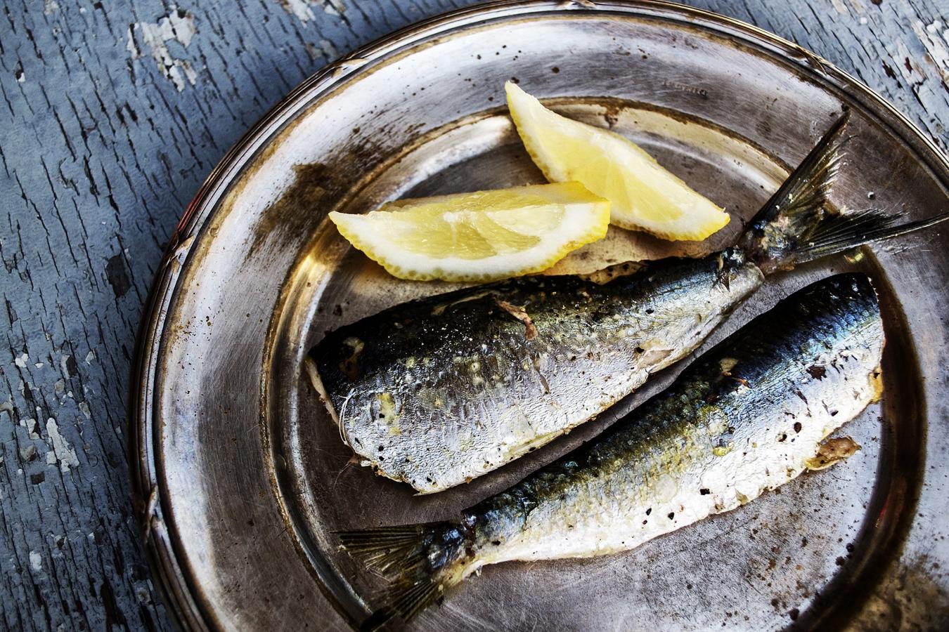 ¡No nos digas que no te gusta ninguno porque hay mucho donde elegir! El atún, la sardina, la caballa o el bonito son algunos ejemplos de pescado azul y por tanto de alto contenido en Omega 3. ¿Y esto que significa? Pues que favorecerá la microcirculación cutánea convirtiéndose en un potente antiinflamatorio y aliado contra el envejecimiento de nuestra piel.