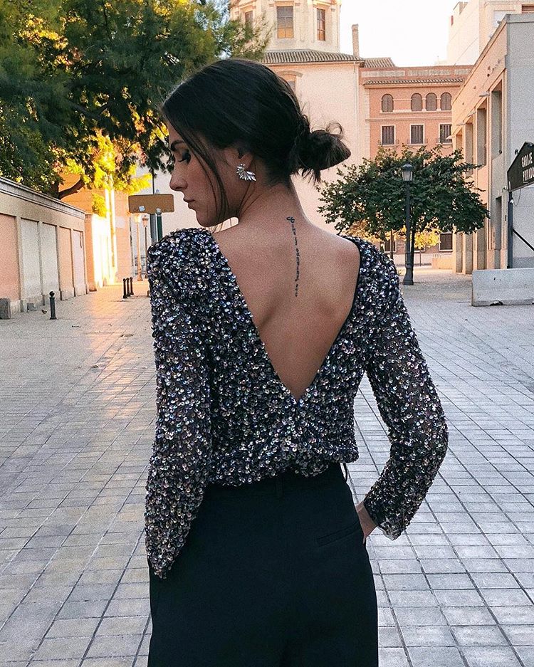 De nuevo unos pantalones negros con camisa. Recuerda que la camisa tenga brillo o lentejuelas para darle más vidilla al look y si tiene un escote en la espalda como Maria Turiel en la foto... ¡Romperás!