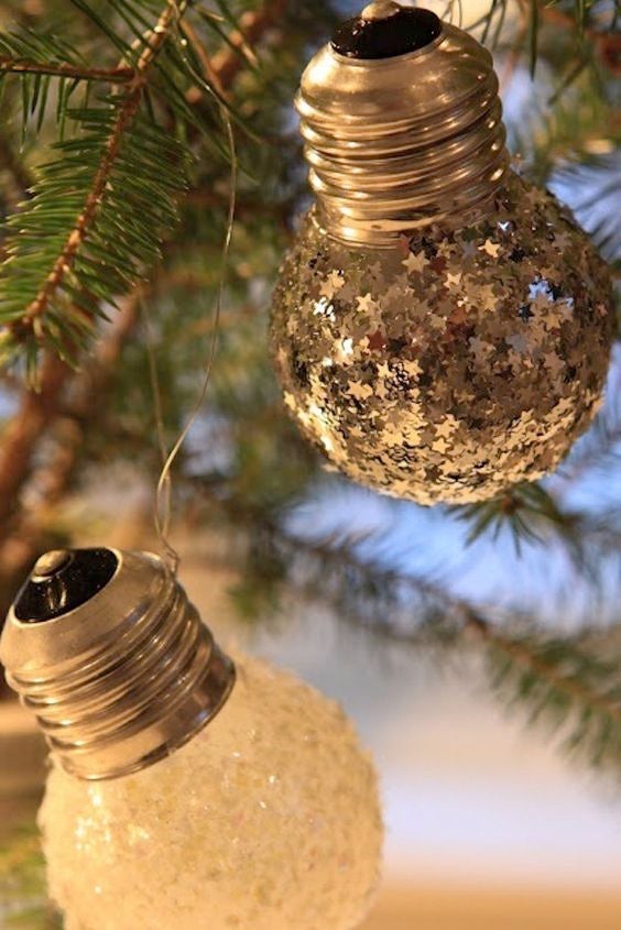 ¡Las luces! Las mejores amigas de la Navidad. Puedes crearlas tú mismo con unas simples bombillas, y papeles de colores que le den un toque singular.