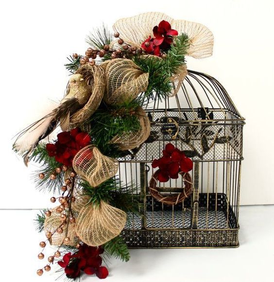 Si tienes como mascota un pajarito, no dejes que él pase por alto la Navidad. Y sino, utiliza esta maravillosa jaula navideña para decorar tu jardín o terraza.