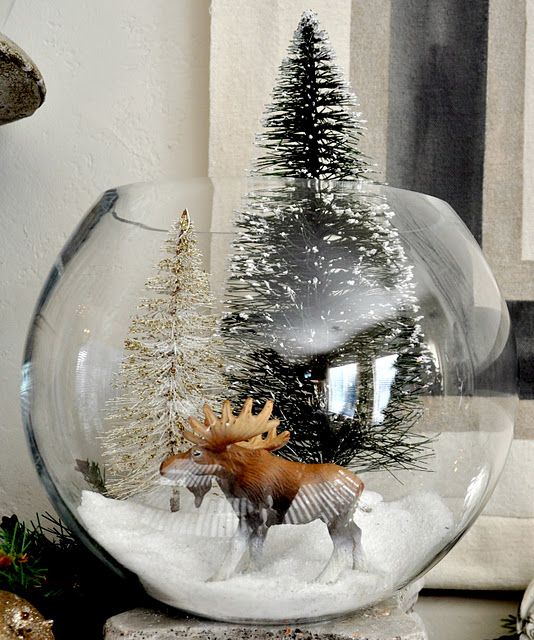 Los pinos también son motivo de decoración navideña. Con una bola de cristal, algodón y algún otro adorno, harás que la mesa de tu salón luzca más navideña que nunca.