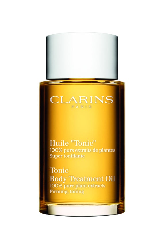 El aceite Huile Tonic de Clarins, formulado en 1954, es el precursor de la aromafitoterapia, 100% con extractos de plantas. Un aceite 10 para reafirmar el cuerpo.