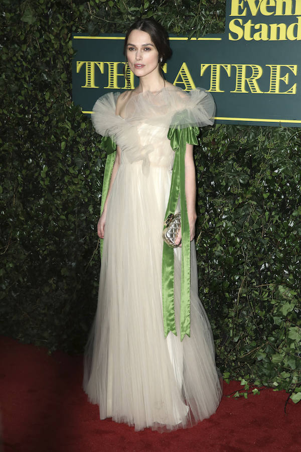 Como una princesa de cuento, con tul y lazo de raso incluido, se vistió Keira Knightley en los Evening Standard Theatre Award. Su Valentino se coló entre los más elegantes