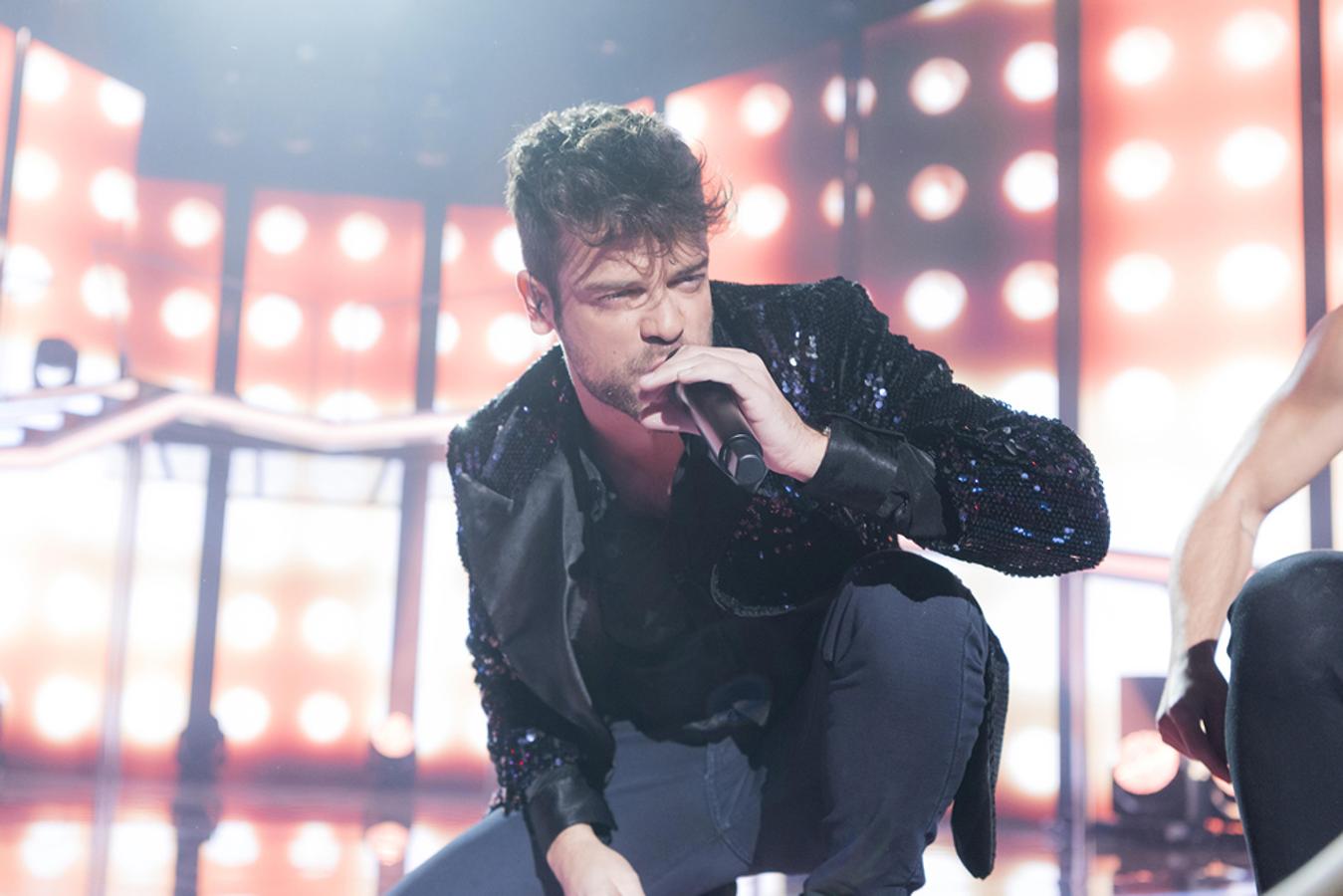 Ricky, como nominado, se atrevió con 'Let me entertain you'..