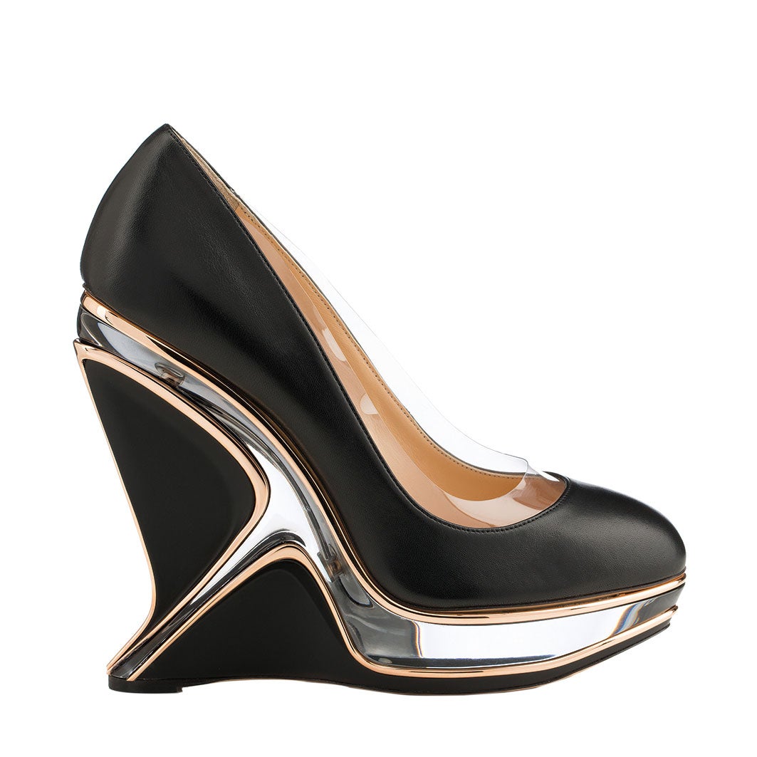 Charlotte Olympia ha rendido tributo a la iraquí Zaha Hadid con esta pieza de edición limitada. Están de venta en www.charlotteolympia.com junto con un bolso de mano espectacular.