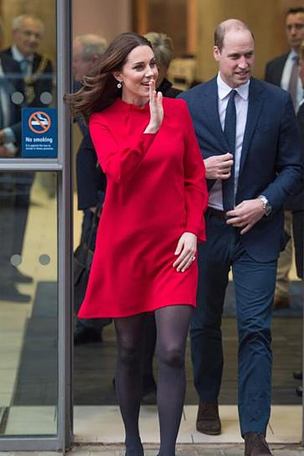 Kate Middleton con vestido rojo minifaldero.