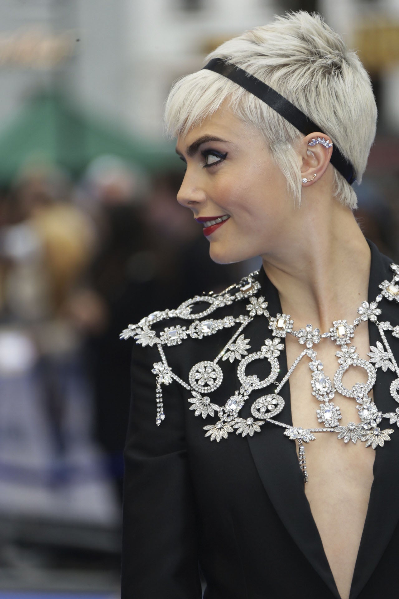 Si tienes el pelo cortito, tambien puedes darle un toque festivo con una cinta o una diadema, como cara Delevingne.