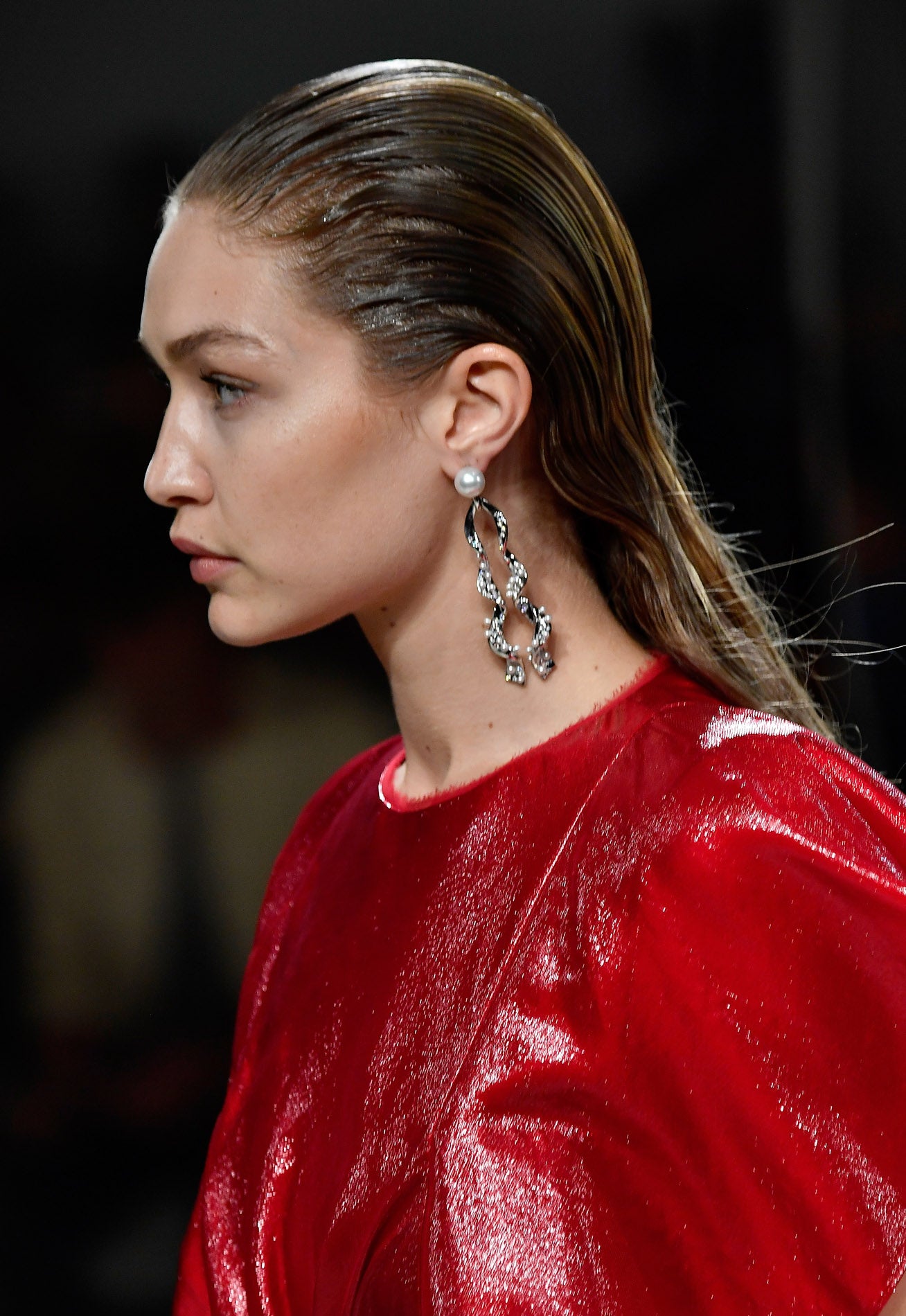 Un peinado muy apropiado para las fiestas, sobre todo para eventos nocturnos, es la melena suelta con efecto mojado como la luce Gigi Hadid.