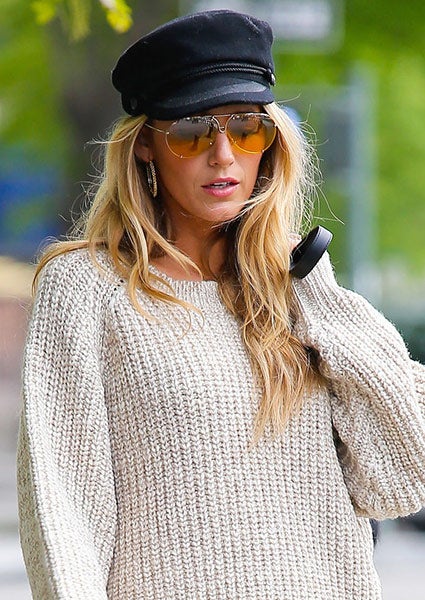 Blake Lively se dejó ver con su gorra marinera y unas gafas de sol amarillas.