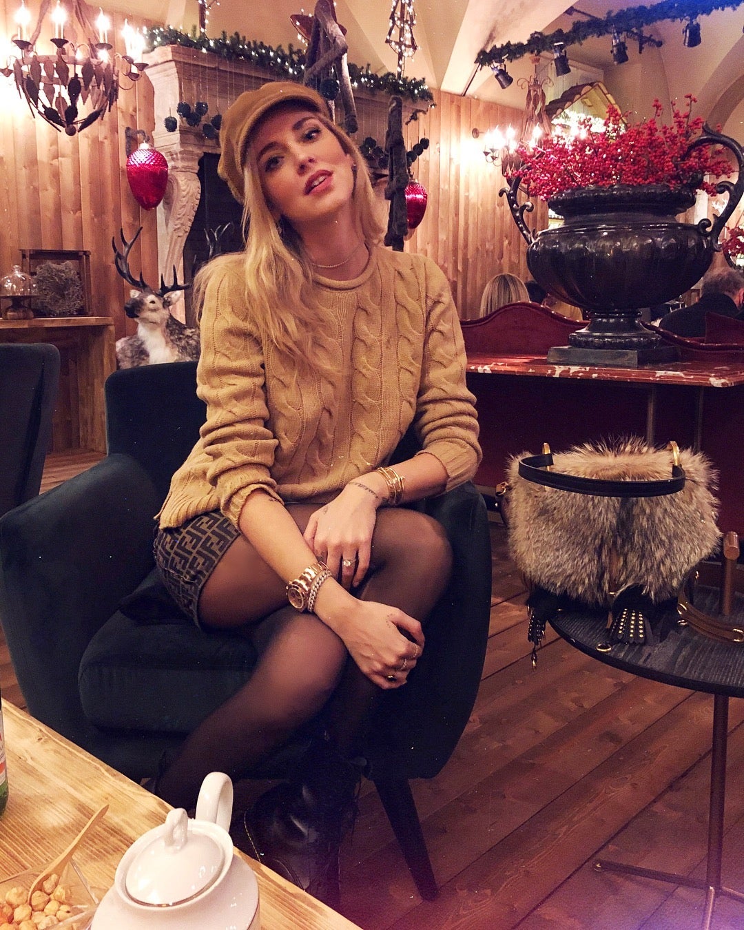 Chiara Ferragni la tiene de muchos colores y en esta ocasión la lleva a juego con su jersey color mostaza.