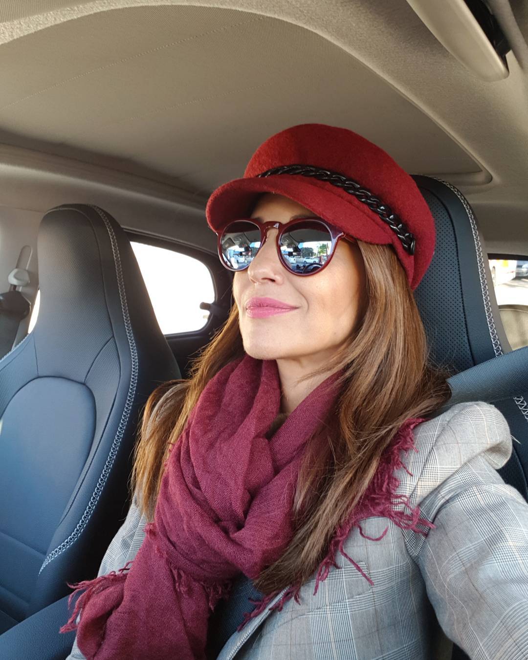 Paula Echevarría no se separa de su gorra marinera. Está siendo su complemento favoritos de esta temporada y combina casi todos sus looks con ella.