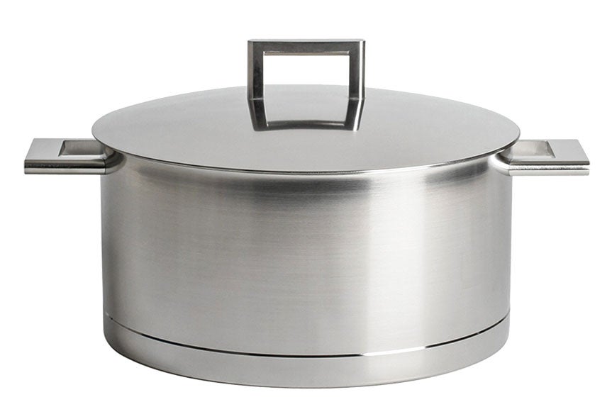 OLLA DE AUTOR: John Pawson, genio minimalista, puede firmar tanto un museo en Londres como esta olla de acero.