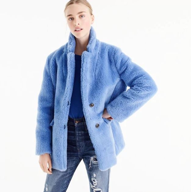 Abrigo Teddy color azul de J Crew. Precio: 278,88 euros.