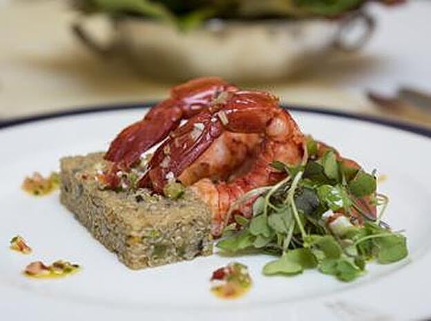 Ensalada de carabineros a la parrilla con vinagreta ahumada.
