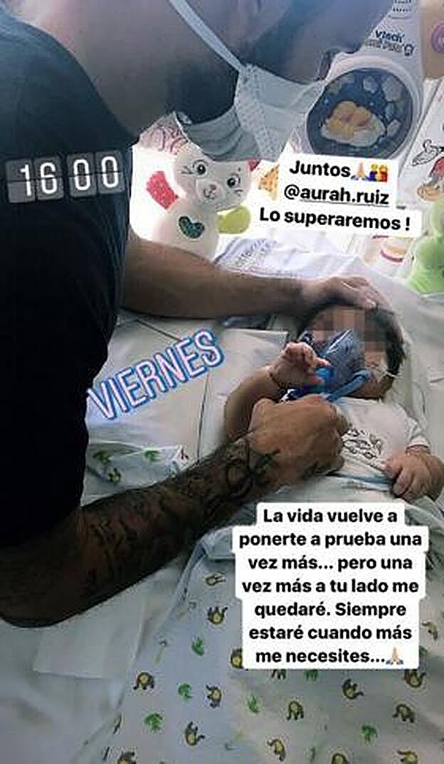 Jesé Rodríguez junto a su hijo Nyan hospitalizado.