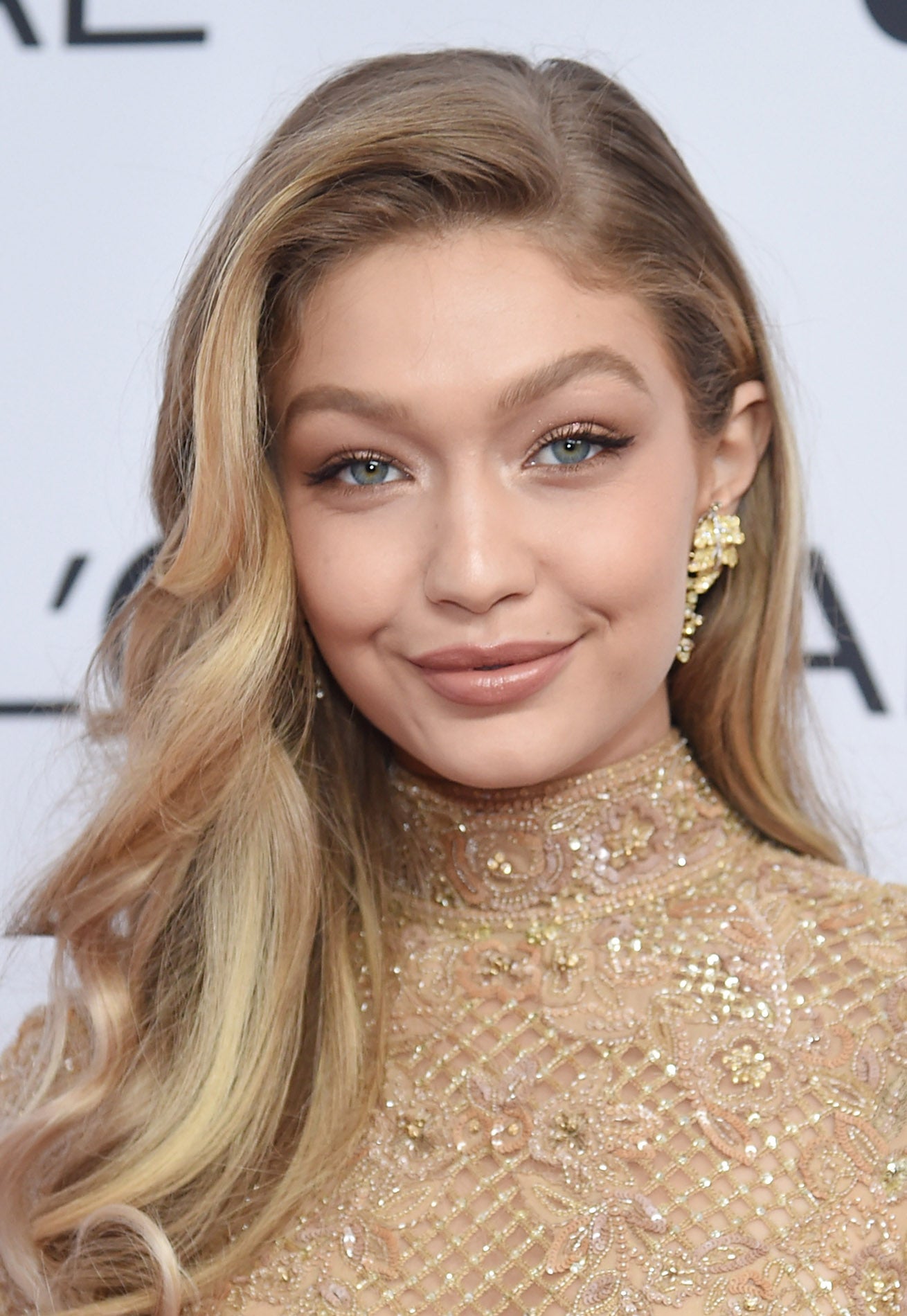 Para las comidas y reuniones de día apuesta por un maquillaje elegante y discreto como el de Gigi Hadid en tonos nude. Los ojos tienen un ligero acabado satinado y máscara de pestañas.