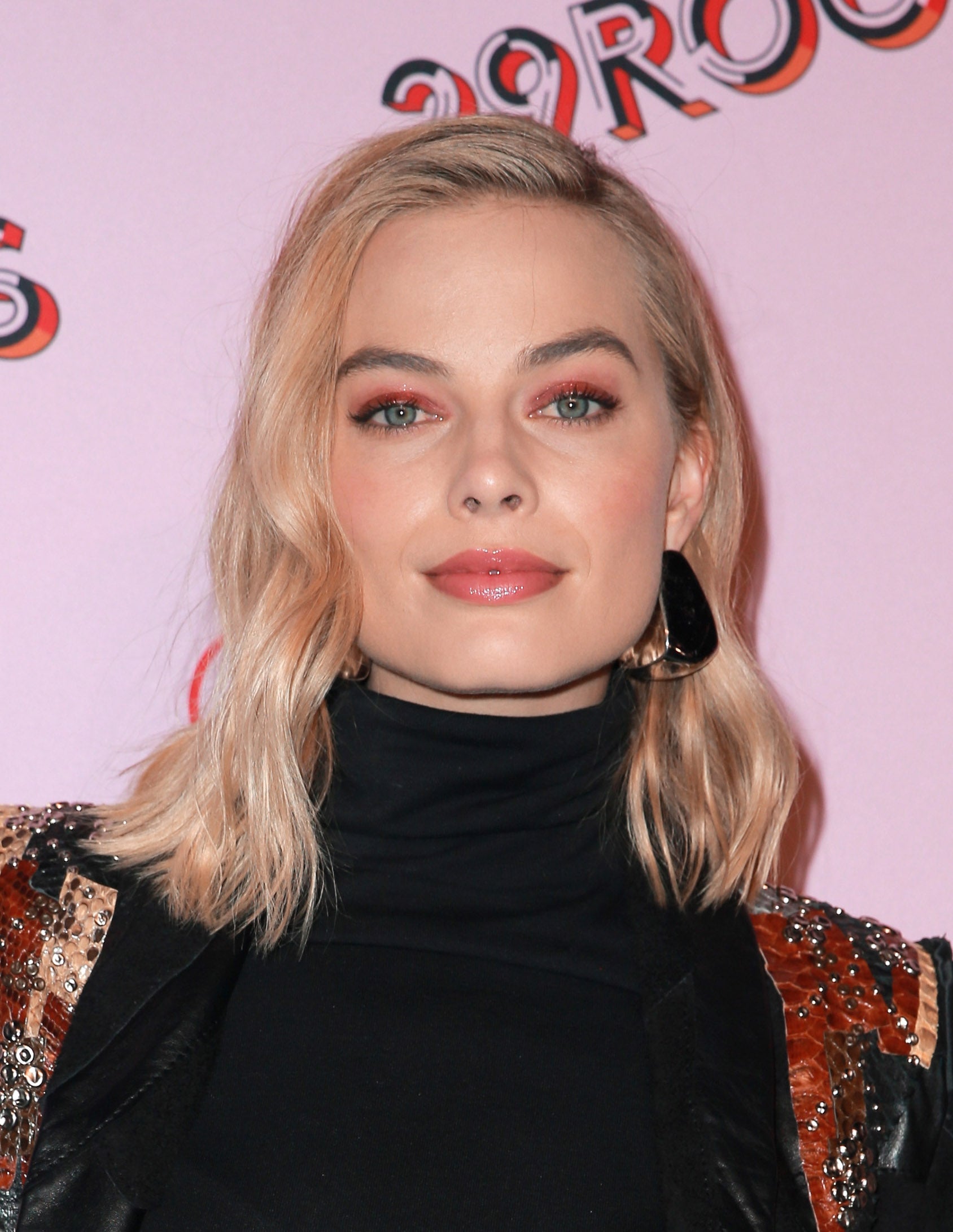 Una de las tendencias de maquillaje que triunfa entre las famosas es combinar los ojos con los labios. Margot Robbie lo hizo en un tono melocotón, con acabado gloss tanto en ojos como en labios.