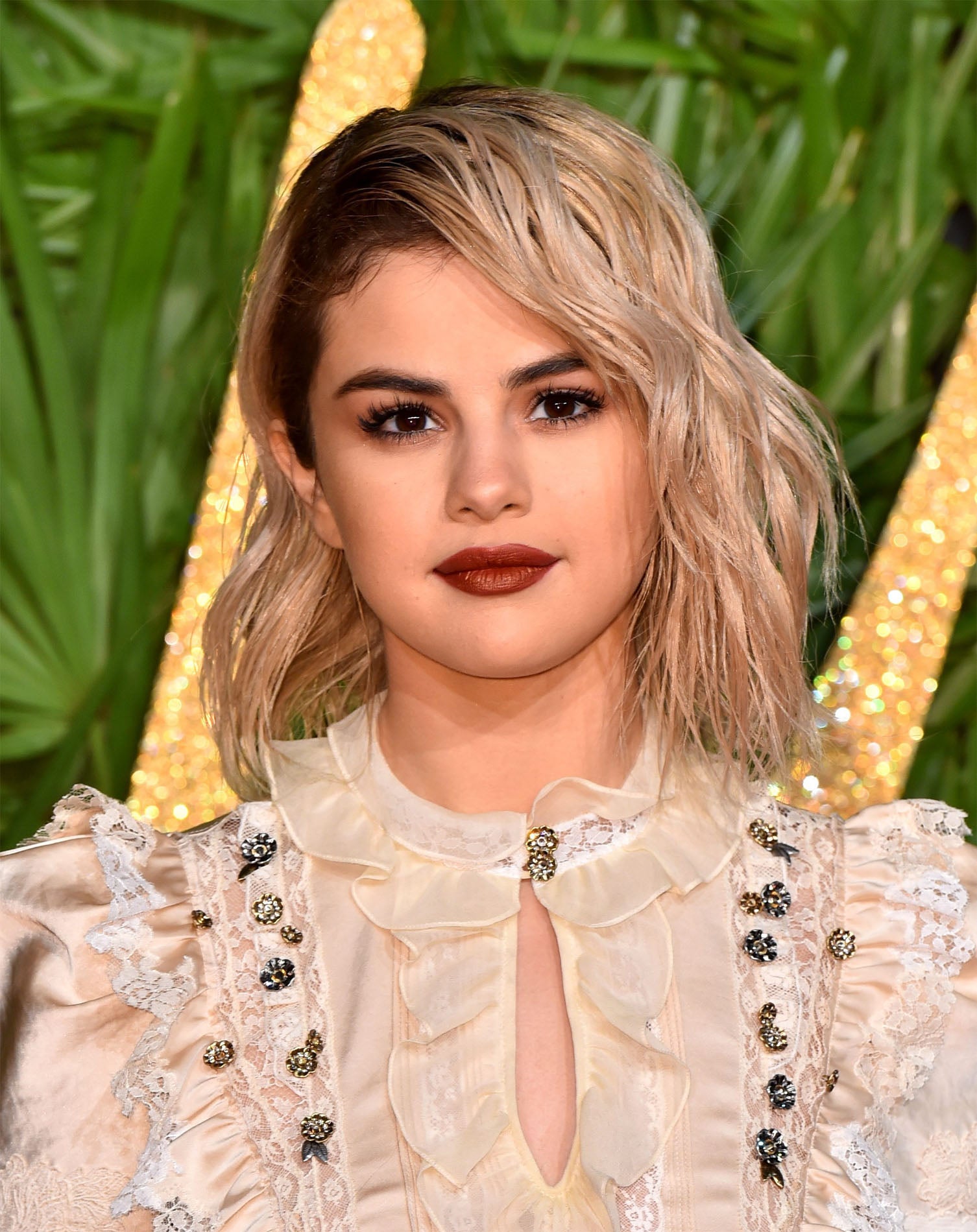 Selena Gómez combina su labial marrón con mucha máscara de pestañas. Ya tienes otro maquillaje de navidad y tendencia esta temporada.