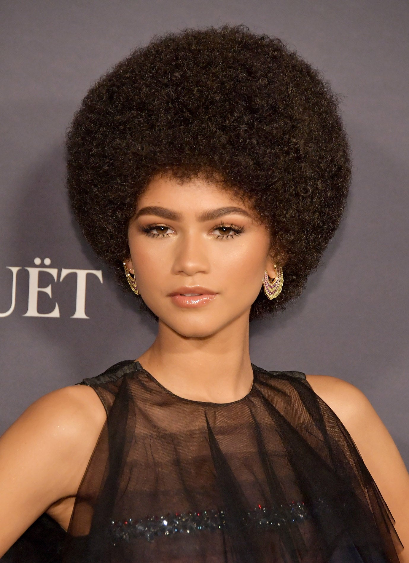 El dorado es otro de los colores de la Navidad y es perfecto para el maquillaje como nos demuestra Zendaya: sombras doradas con eyeliner negro y un iluminador con destellos dorados.