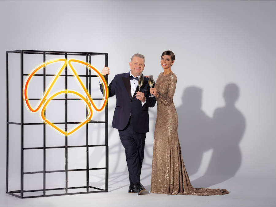 Cristina Pedroche luce un vestido de corte sirena realizado en paillete dorado y espalda abierta en óvalo firmado por Rubén Hernández Costura para presentar las campanadas de Antena 3 junto a Alberto Chicote, en un especial de Nochevieja.