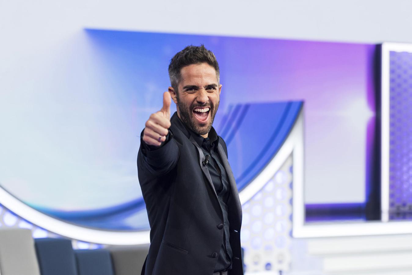 El presentador dio paso a los vídeos más emotivos de las firmas de discos.