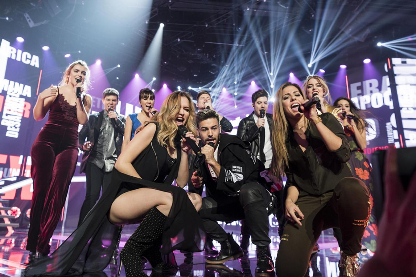 Al inicio de la gala, los once ocncursantes cantaron "A quién le importa".