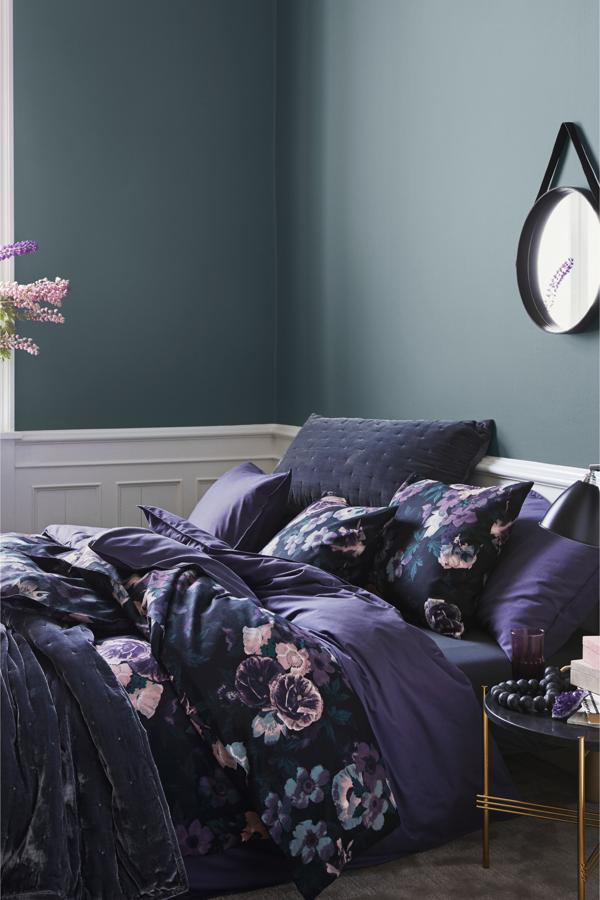 Dormitorio decorado con textiles 'ultraviolet', color Pantone de 2018 (Inspiración: H&M Home).
