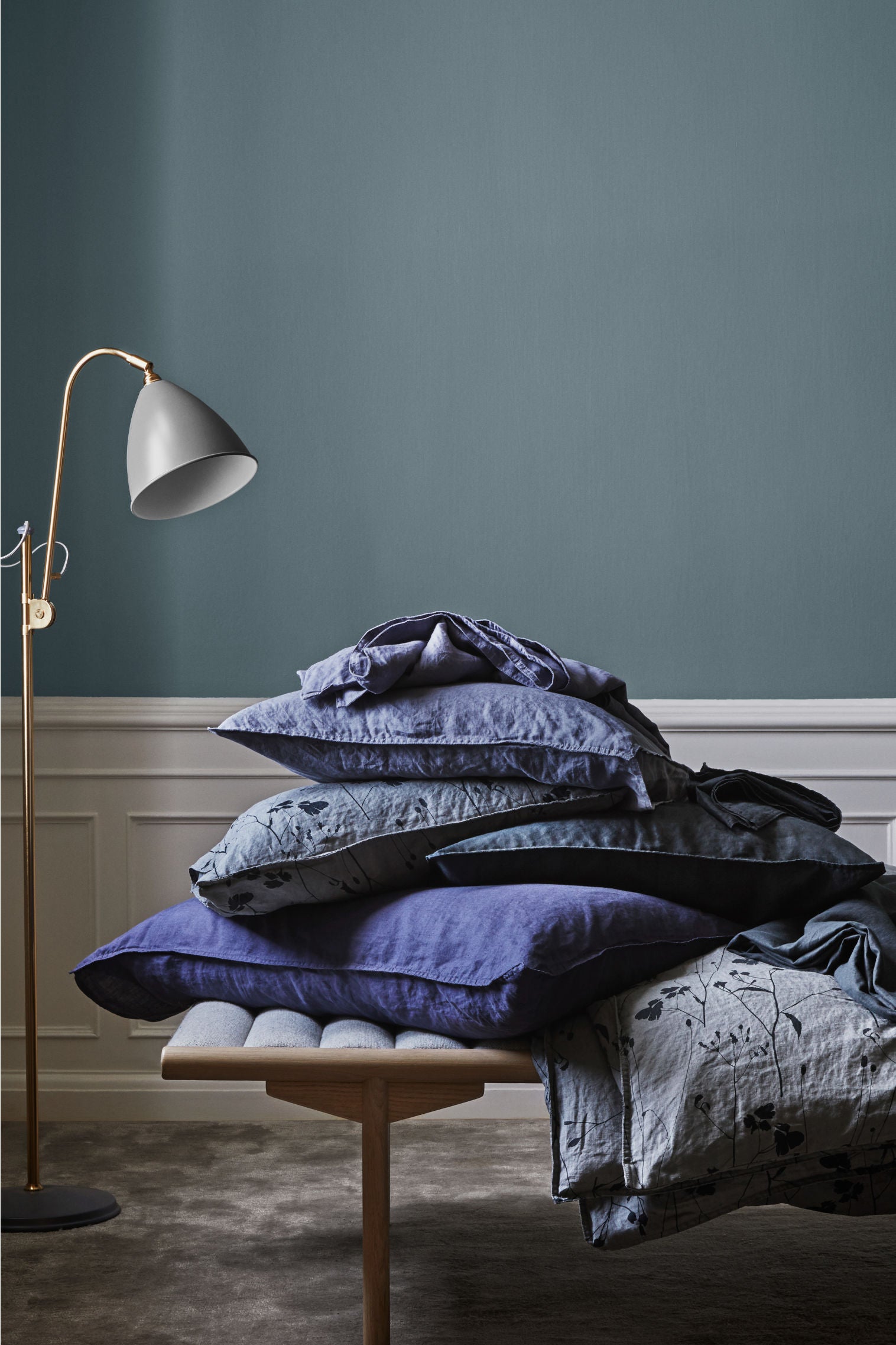 Dormitorio decorado con textiles 'ultraviolet', color Pantone de 2018 (Inspiración: H&M Home).