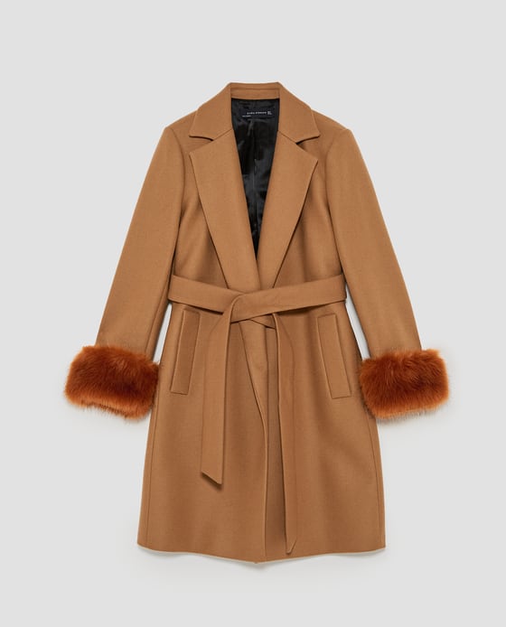 En Zara hemos encontrado otro abrigo cámel con pelo en los puños. Precio: 99,99 euros.