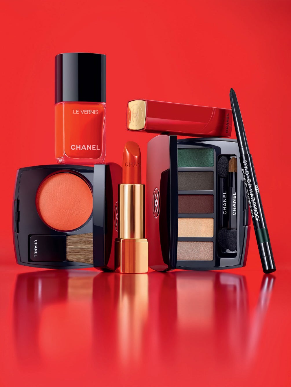 La colección de maquillaje Libre Numéros Rouges de Chanel viste a medida a cada mujer con la propuesta de cuatro subtonos de su icónico rojo.