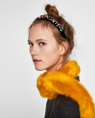 Un look de 10 lo coronará una diadema como esta de terciopelo de Zara. Precio: 15,95 euros.