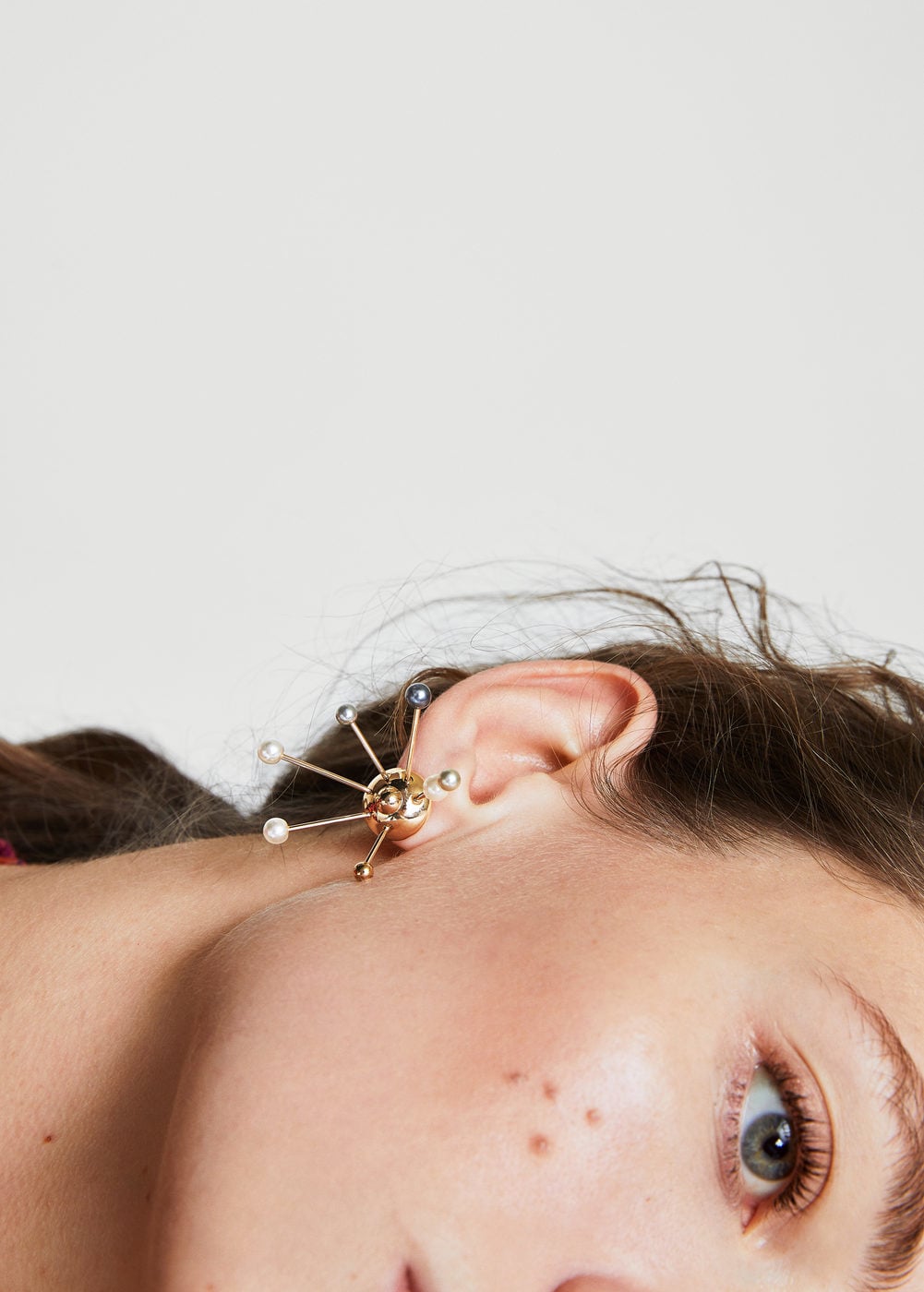 Los pendientes son capaces de revolucionar un look. Estos de estilo futurista son de Mango. Precio: 9,99 euros.