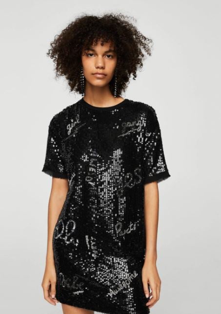 Vestido negro de manga corta de lentejuelas de Mango. Precio: 45,99 euros.