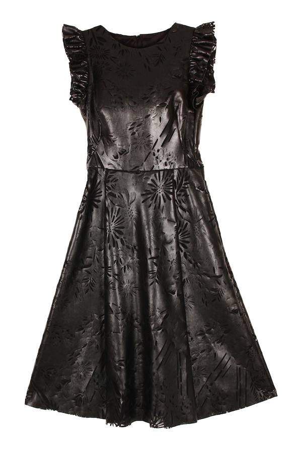 Vestido de cuero negro con flores troqueladas y unos pequeños volantes en las mangas de Dolores Promesas Heaven. Precio: 395 euros.