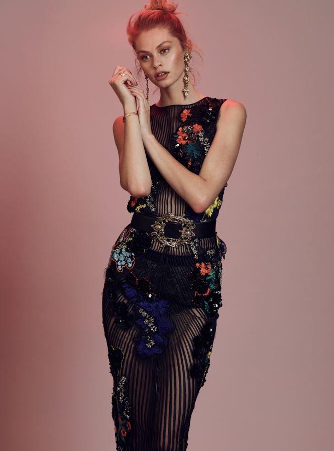 Vestido de Versace sobre lencería de Eres. El cinturón es de Uterqüe; los pendientes. de OBS Vintage y el brazalete y anillo, de Chanel.