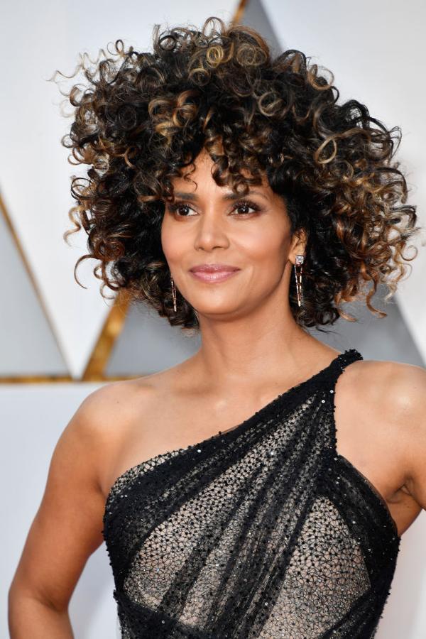 Otra de las tendencias de 2017 en cuestión de peinados han sido los rizos afro. Halle Berry los lució en los Oscar.