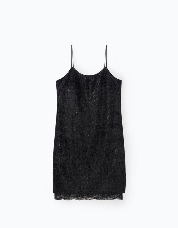 Minivestido negro con bajo con encaje de Lefties. Precio: 13 euros.