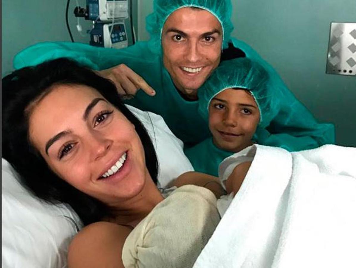 Pocas horas después de nacer, Cristiano Ronaldo mostraba la imagen que ven en su cuenta de Instagram.