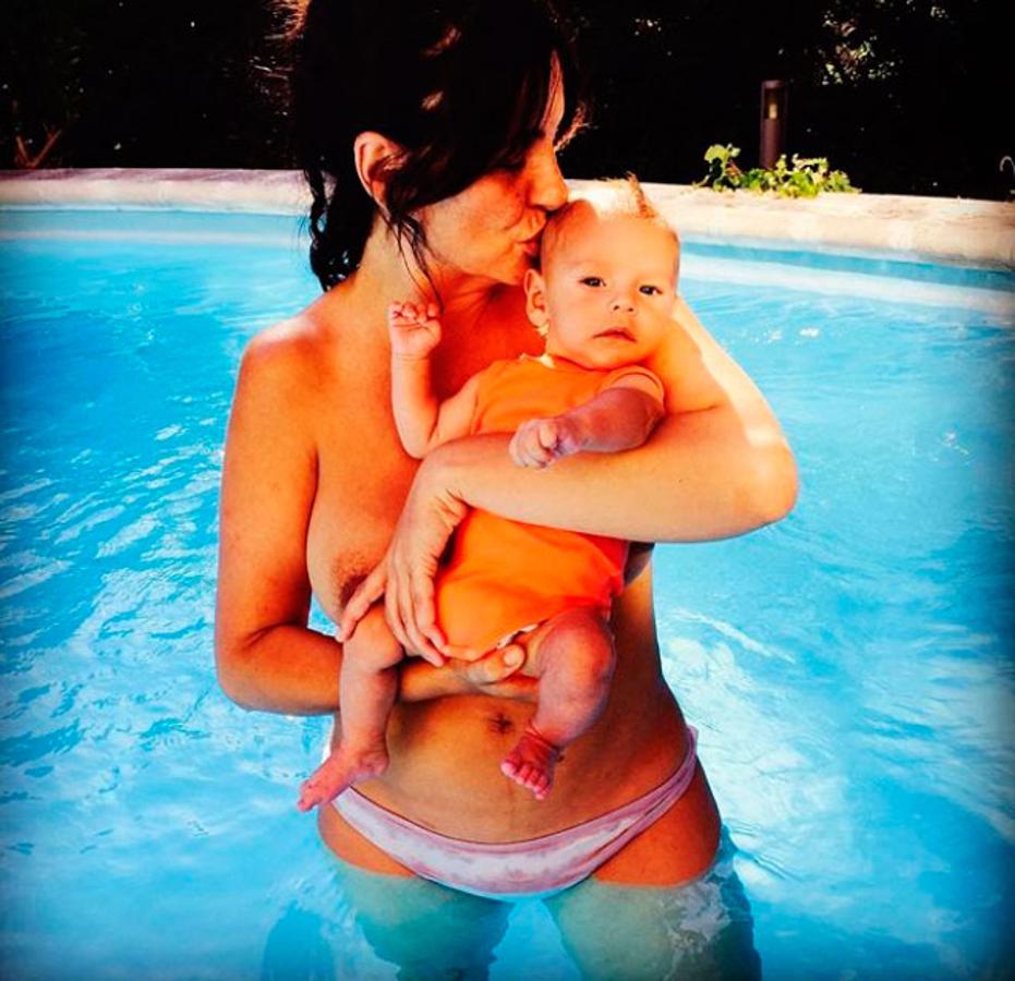 Melani Olivares disfrutando de un día de pisciina junto a su pequeño.