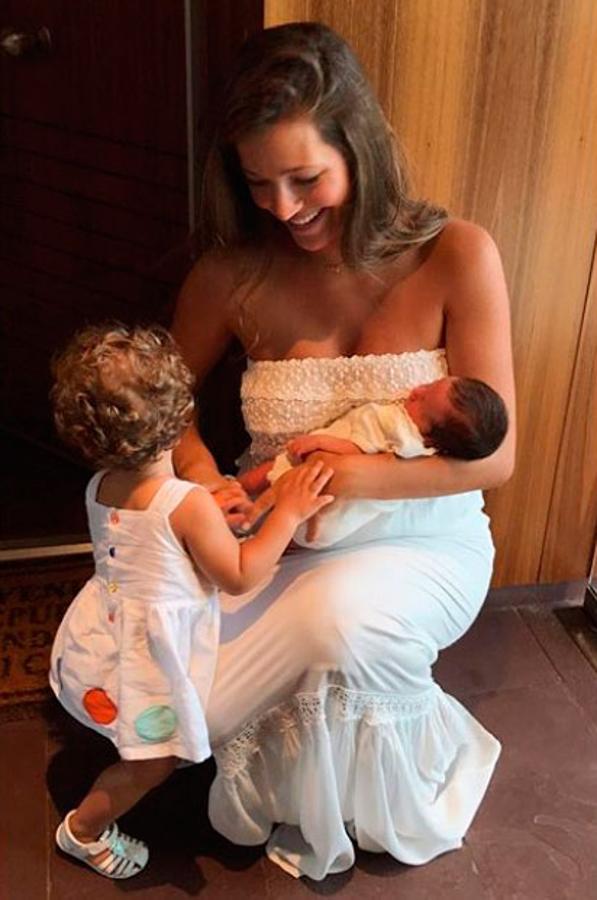 Así llegaba a casa Malena Costa con el pequeño Mario en brazos a mitad de julio.