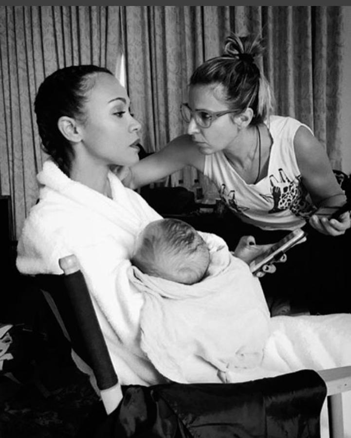 Zoe Saldaña demuestra cómo se puede conciliar, incluso siendo una estrella de Hollywood.