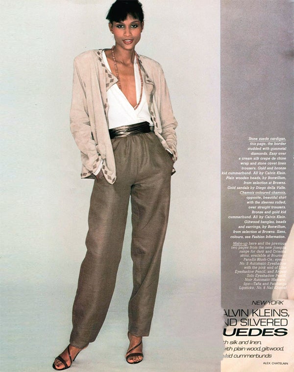 James Laver estudia, a través de fotos de grandes diseñadores, la historia del traje desde que se inventó la aguja hasta nuestros días.