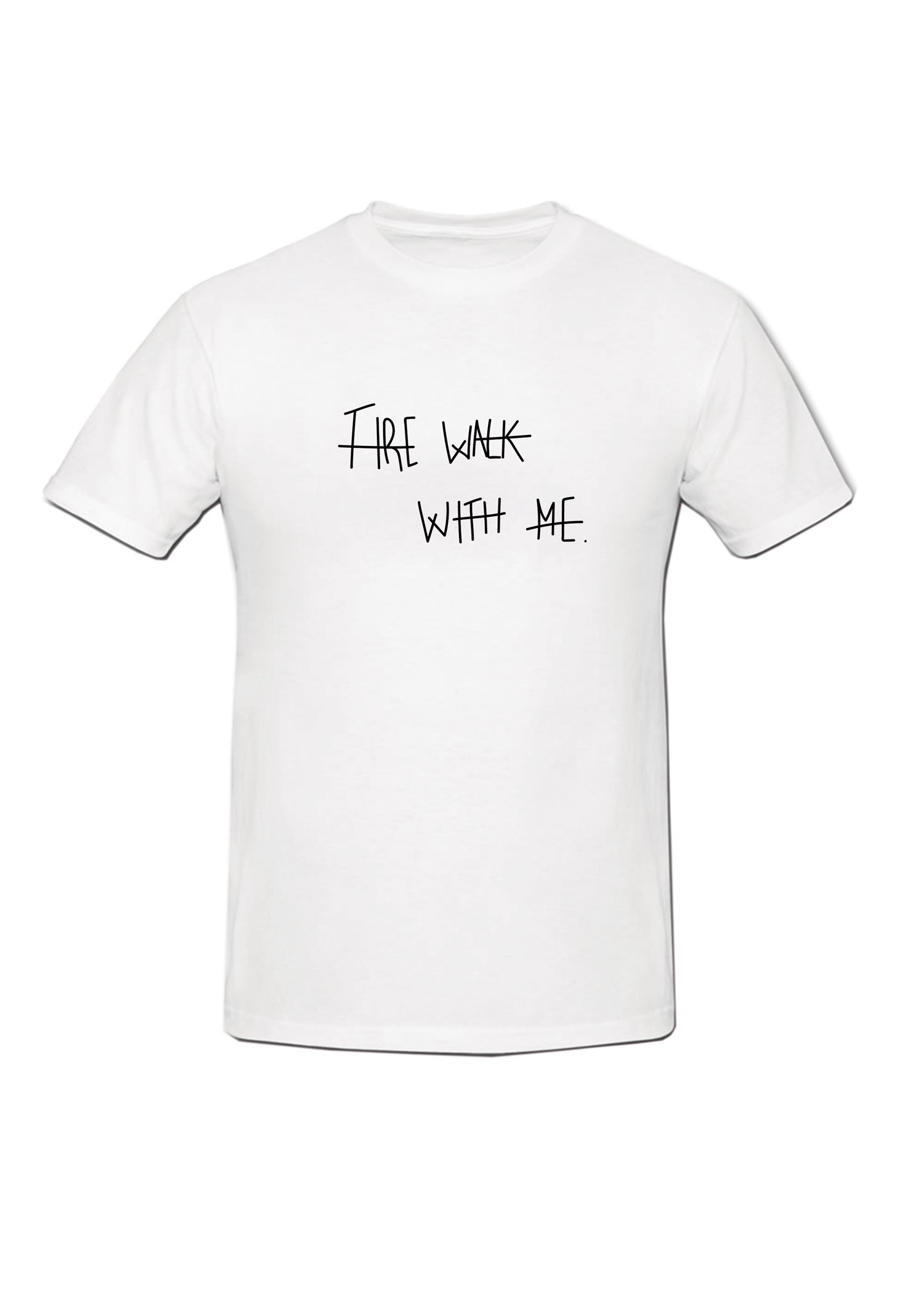 El diseñador Moisés Nieto ha querido dejar constancia de su admiración por el director de cine David Lynch y le rinde homenaje con esta camiseta y esta taza que rememora la icónica frase de la famosa serie 'Twink Peaks (1990): "Fuego, camina conmigo".