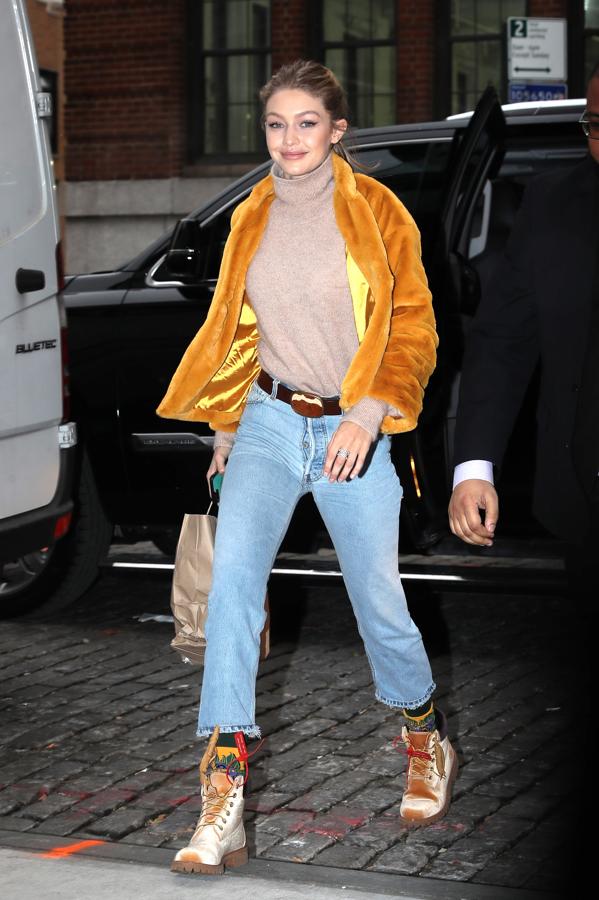 Gigi Hadid es capaz de mezclar varias tendencias en un mismo look sin que resulte ridículo: botas de terciopelo, calcetines al aire, vaqueros 'cropped' y chaqueta de pelo.