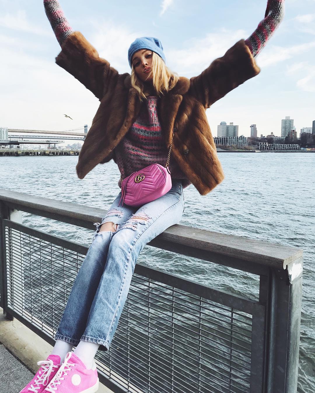 El ángel de Victoria's Secret Elsa Hosk es fan de las chaquetas de pelo sintético y los jerséis gruesos.