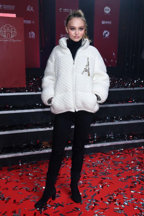 A Lily Rose Depp le tocó acudir al encendido de luces en París y su look no podría ser más acertado: botas de tacón, pantalón negro y plumas de Chanel con un guiño a la Torre Eiffel .